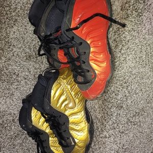 2 pair of boys posited, one is like an orange red the otgers are gold.